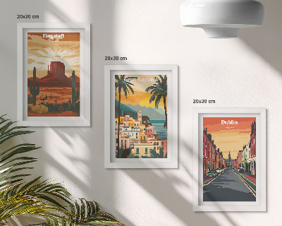 Gallery wall Landschappen van steden en natuur in warme kleuren.