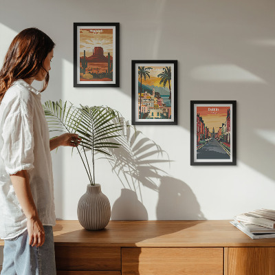 Gallery wall Landschappen van steden en natuur in warme kleuren.