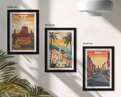 Gallery wall Landschappen van steden en natuur in warme kleuren.