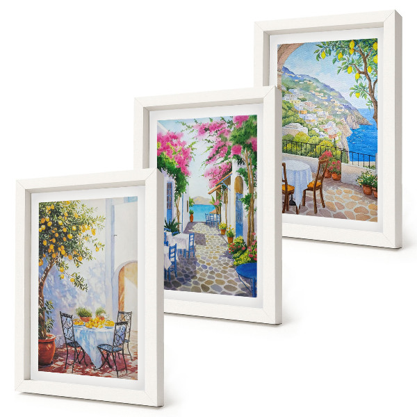Gallery wall Sfeervolle straatjes met bloeiende planten en uitzicht op zee.
