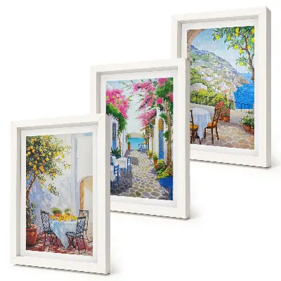 Gallery wall met sfeervolle straatjes voorzien van bloeiende planten en uitzicht op zee