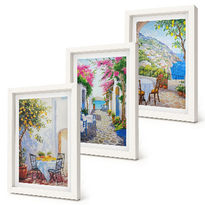 Gallery wall Sfeervolle straatjes met bloeiende planten en uitzicht op zee.
