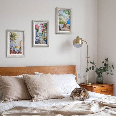 Gallery wall Sfeervolle straatjes met bloeiende planten en uitzicht op zee.
