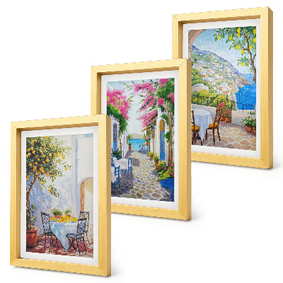 Gallery wall Sfeervolle straatjes met bloeiende planten en uitzicht op zee.