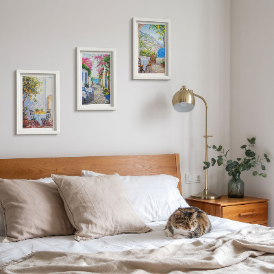 Gallery wall Sfeervolle straatjes met bloeiende planten en uitzicht op zee.