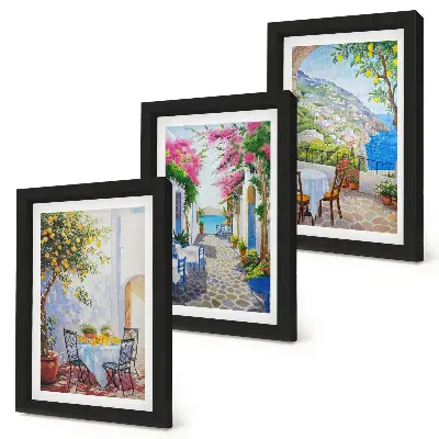 Gallery wall met sfeervolle straatjes voorzien van bloeiende planten en uitzicht op zee