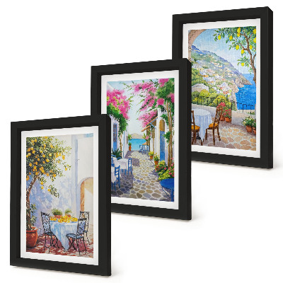 Gallery wall Sfeervolle straatjes met bloeiende planten en uitzicht op zee.