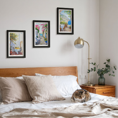 Gallery wall Sfeervolle straatjes met bloeiende planten en uitzicht op zee.