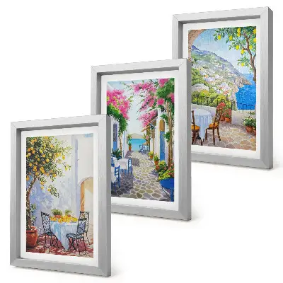 Gallery wall met sfeervolle straatjes voorzien van bloeiende planten en uitzicht op zee