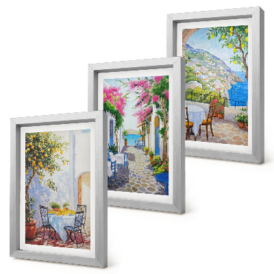 Gallery wall Sfeervolle straatjes met bloeiende planten en uitzicht op zee.