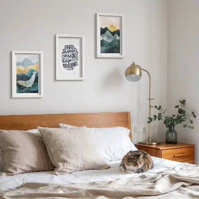 Gallery wall met abstracte berglandschappen en een inspirerende inscriptie