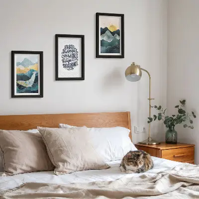 Gallery wall met abstracte berglandschappen en een inspirerende inscriptie