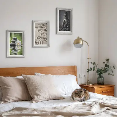 Gallery wall met rustgevend uitzicht op een Boeddha, stenen op het strand en bamboe