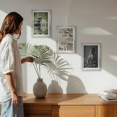 Gallery wall met rustgevend uitzicht op een Boeddha, stenen op het strand en bamboe