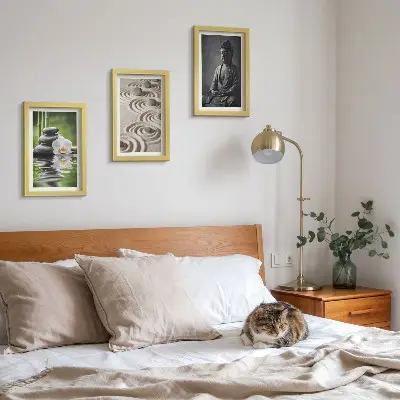 Gallery wall met rustgevend uitzicht op een Boeddha, stenen op het strand en bamboe