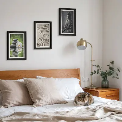 Gallery wall met rustgevend uitzicht op een Boeddha, stenen op het strand en bamboe
