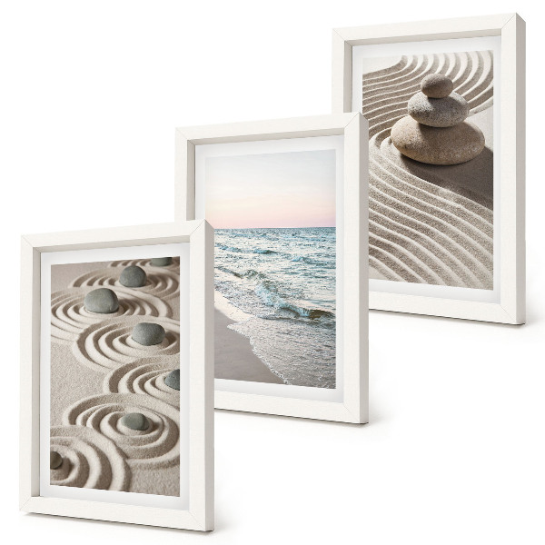 Gallery wall Rustige golven van zand en water met stenen op het strand.
