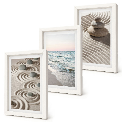 Gallery wall Rustige golven van zand en water met stenen op het strand.