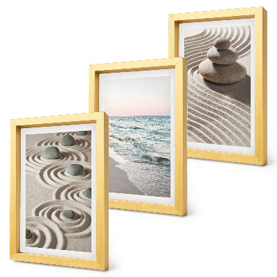 Gallery wall Rustige golven van zand en water met stenen op het strand.