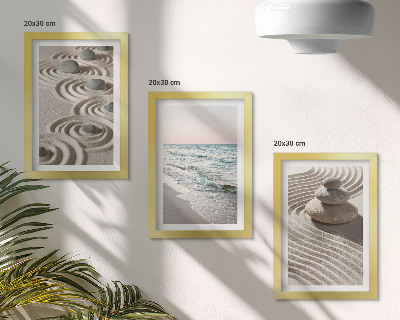 Gallery wall Rustige golven van zand en water met stenen op het strand.