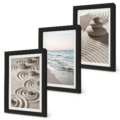 Gallery wall Rustige golven van zand en water met stenen op het strand.