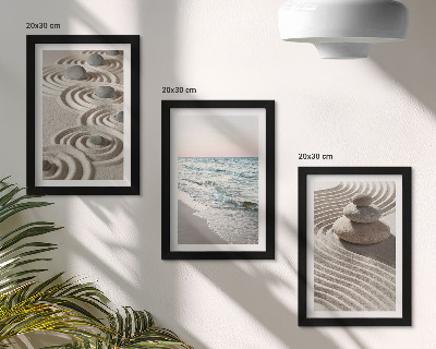 Gallery wall Rustige golven van zand en water met stenen op het strand.