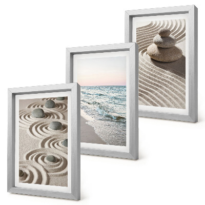 Gallery wall Rustige golven van zand en water met stenen op het strand.