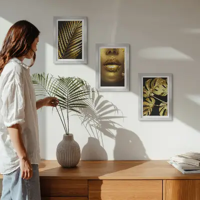Gallery wall met palmbladeren, een vrouwengezicht en monsterabladeren