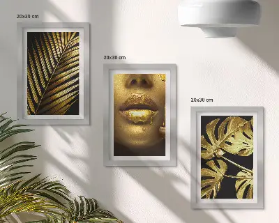 Gallery wall met palmbladeren, een vrouwengezicht en monsterabladeren