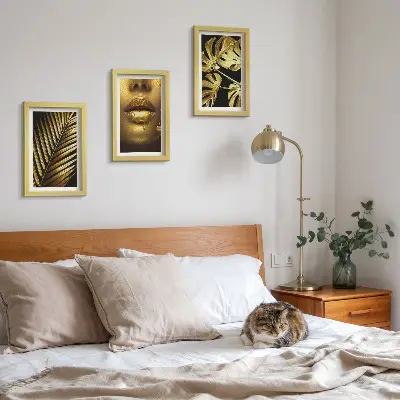Gallery wall met palmbladeren, een vrouwengezicht en monsterabladeren
