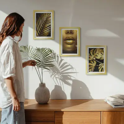 Gallery wall met palmbladeren, een vrouwengezicht en monsterabladeren