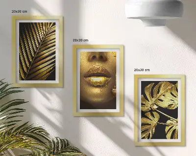 Gallery wall met palmbladeren, een vrouwengezicht en monsterabladeren