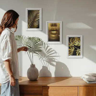 Gallery wall met palmbladeren, een vrouwengezicht en monsterabladeren