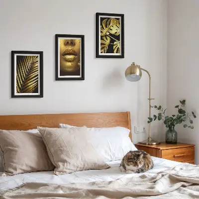 Gallery wall met palmbladeren, een vrouwengezicht en monsterabladeren