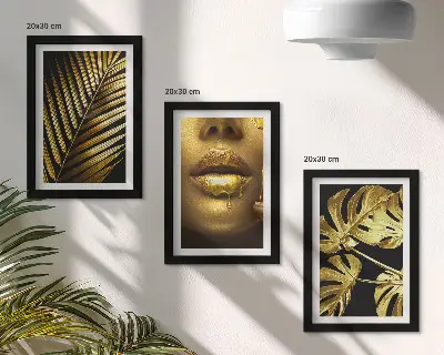 Gallery wall met palmbladeren, een vrouwengezicht en monsterabladeren
