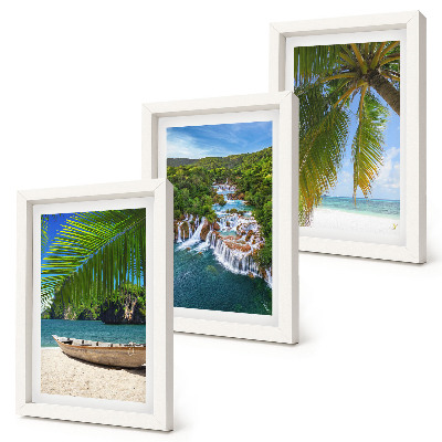 Set van ingelijste schilderijen Strand met boot, watervallen en palmbomen in de tropen.