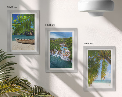 Set van ingelijste schilderijen Strand met boot, watervallen en palmbomen in de tropen.