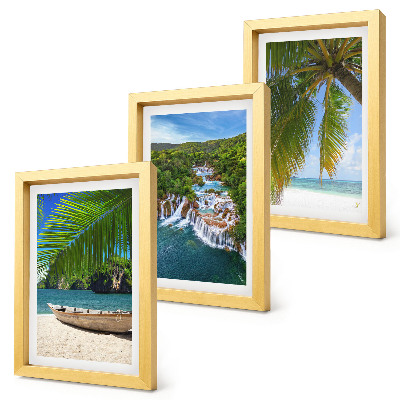 Set van ingelijste schilderijen Strand met boot, watervallen en palmbomen in de tropen.