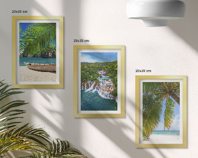 Set van ingelijste schilderijen Strand met boot, watervallen en palmbomen in de tropen.