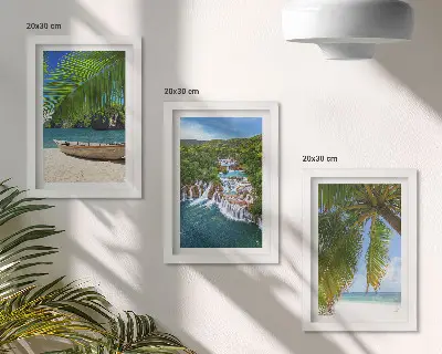 Set van ingelijste schilderijen met een tropisch strand, een boot en watervallen