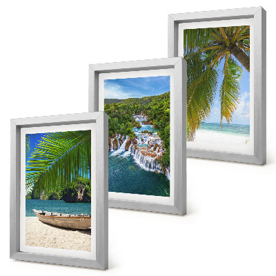 Set van ingelijste schilderijen Strand met boot, watervallen en palmbomen in de tropen.