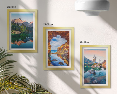 Gallery wall Bergmeren met weerspiegelingen in het water en de rotsen.