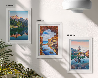 Gallery wall Bergmeren met weerspiegelingen in het water en de rotsen.