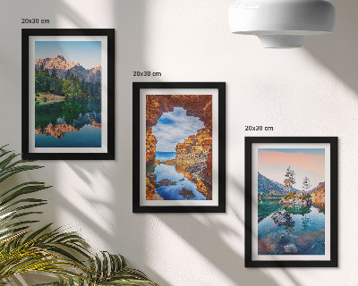 Gallery wall Bergmeren met weerspiegelingen in het water en de rotsen.