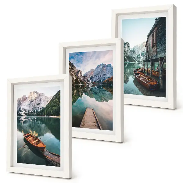 Set van ingelijste schilderijen bergmeer met bootjes en een houten hut