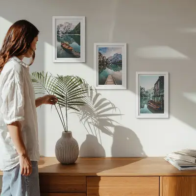 Set van ingelijste schilderijen bergmeer met bootjes en een houten hut