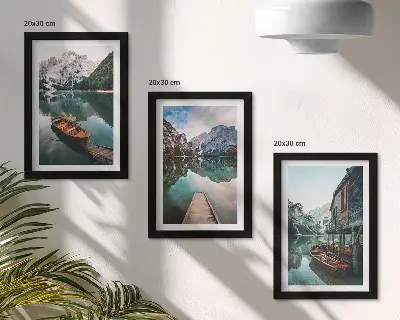 Set van ingelijste schilderijen bergmeer met bootjes en een houten hut