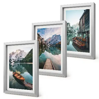 Set van ingelijste schilderijen bergmeer met bootjes en een houten hut