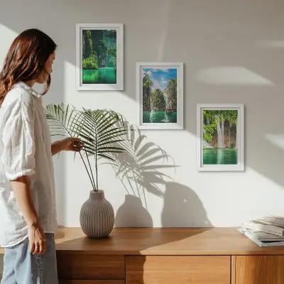 Set ingelijste schilderijen met groene landschappen van watervallen en rotsen