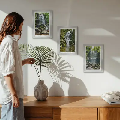 Set ingelijste schilderijen met watervallen in een groene omgeving met stenen en water